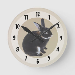 Reloj Redondo Mediano Conejo minicátrico blanco y marrón oscuro