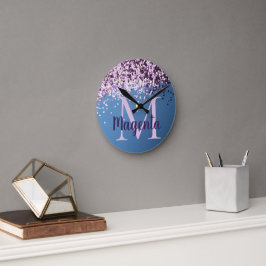 Reloj Redondo Mediano Confetti de lavanda monograma sobre azul          