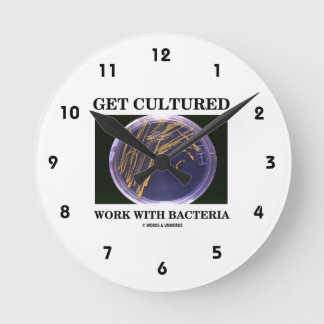 Reloj Redondo Mediano Consiga el trabajo cultivado con las bacterias (la