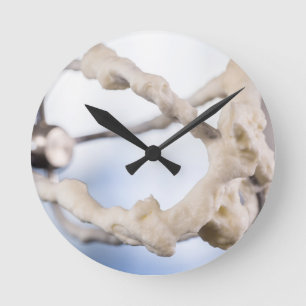 Reloj Redondo Mediano crema en una macro mezcladora