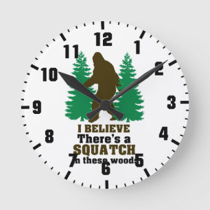 Reloj Redondo Mediano Creo que hay SQUATCH en estas maderas