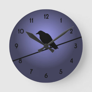 Reloj Redondo Mediano Crow en un cable telefónico
