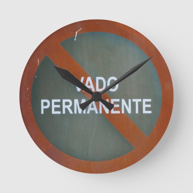 Reloj Redondo Mediano Cueva de Hombre de Rótulo Grungy Street (Anverso)