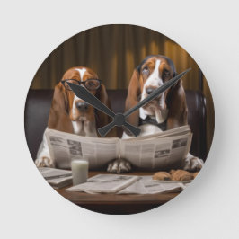 Reloj Redondo Mediano Cuidados basset hounds leyendo el periódico