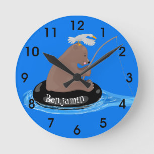 Reloj Redondo Mediano Cute bear cub fishing cartoon illustration