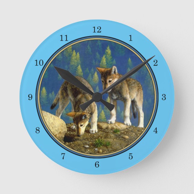 Reloj Redondo Mediano Cute Curious Gray Wolf Pups (Anverso)