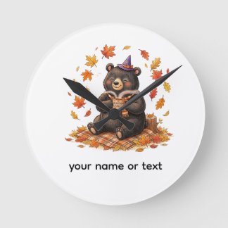 Reloj Redondo Mediano Cute Halloween Pumpkin Spice Bear Cozy Camiseta de