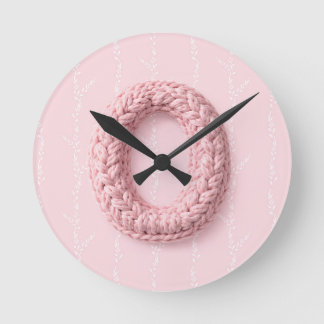 Reloj Redondo Mediano Cute pink O monogram initial crocheted letter boho