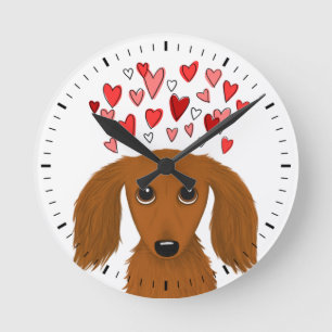 Reloj Redondo Mediano Dachshund de cabello largo con los corazones de Sa