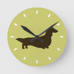 Reloj Redondo Mediano Dachshund de pelo largo en el verde -