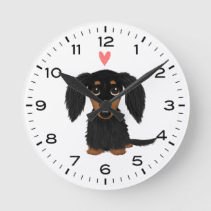 Reloj Redondo Mediano Dachshund negro y de cabello tan largo con corazó