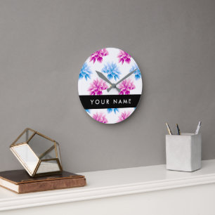 Reloj Redondo Mediano Dalia rosa y azul, patrón floral, tu nombre
