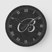 Damasco negro con números romanos y monograma