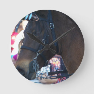 Reloj Redondo Mediano Dark Brown Arabian Horse wearing goggles