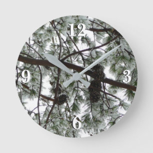 Reloj Redondo Mediano Debajo del pino cubierto de nieve Foto de invierno