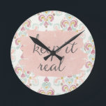 Reloj Redondo Mediano Deco suave III el | lo mantiene real<br><div class="desc">Un diseño de la acuarela con un fondo suave del damasco y lindo,  frase de la tipografía. Artista: Anne Tavoletti</div>