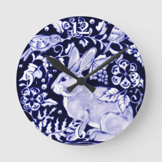 Reloj Redondo Mediano Dedham Blue Rabbit, Classic Blue & White Design