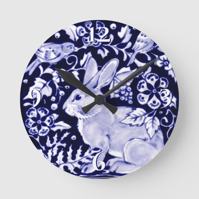 Reloj Redondo Mediano Dedham Blue Rabbit, Classic Blue & White Design (Anverso)