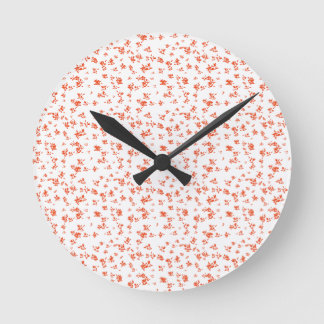 Reloj Redondo Mediano Delicado patrón floral rojo sobre crema suave 