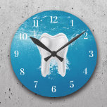 Reloj Redondo Mediano Dentista 3D Diente Odontología Agua Azul<br><div class="desc">Oficinas Dentales Dentistas 3D Cuchillos Azules de Agua.</div>