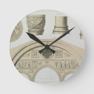 Reloj Redondo Mediano Detalles de un arco esculpido y columnas del St.