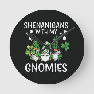 Reloj Redondo Mediano Día de San Patricio Travvesuras con Gnomies Gnome