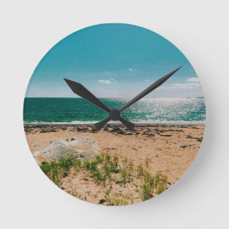 Reloj Redondo Mediano Día de verano en la playa en el archipiélago sueco