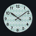 Reloj Redondo Mediano Diamantes Art Deco<br><div class="desc">Este reloj de pared tiene un diseño art deco de diamantes superpuestos en verdidor (verde) y azul sobre un campo de blanco.</div>