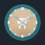 Reloj Redondo Mediano Diente | Oro y Odontología cian de plata<br><div class="desc">Elegante reloj de pared para un dentista con un diente blanco brillante sobre un falso Relieve metalizado de oro.</div>