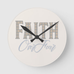 Reloj Redondo Mediano Diseño de tipografía cristiana Fe sobre Miedo