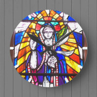 Diseño de vidrio manchado con figura religiosa.