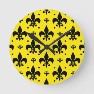 Reloj Redondo Mediano Diseño del patrón de flor de lis de fondo amarillo