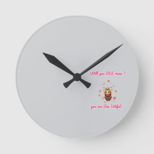 Reloj Redondo Mediano Diviértete con un Valentín de Abeja Graciosa