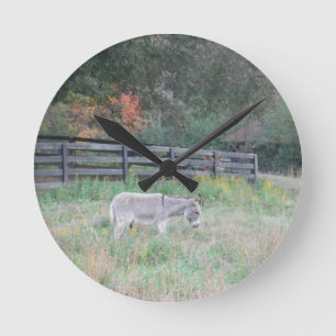 Reloj Redondo Mediano Donkey in a Fall Autumn Field.