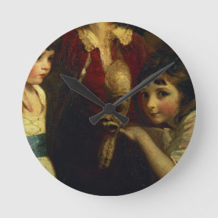 Reloj Redondo Mediano Dos chicas, uno que juega con una máscara, detalle