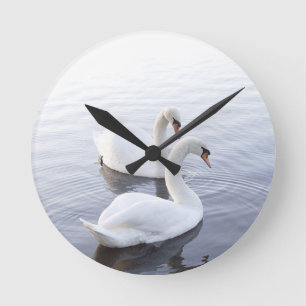 Reloj Redondo Mediano Dos cisnes nadando en un lago tranquilo