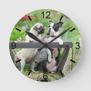 Reloj Redondo Mediano Dos perros cachorro de cachorro y placa de marcado