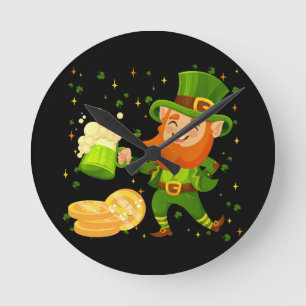 Reloj Redondo Mediano Duende bebiendo cerveza día de San Patricio