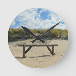 Reloj Redondo Mediano Dunas de arena con valla de madera