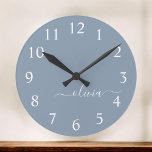 Reloj Redondo Mediano Dusty Blue Modern Script Elegante Nombre Monograma<br><div class="desc">Reloj de nombres de monograma de escritura simple azul turbio. Esto hace que el dulce perfecto cumpleaños 16,  boda,  ducha de novia,  aniversario,  ducha de bebé o fiesta de soltera sea regalo para alguien que ama el lujo glam y los estilos de moda.</div>