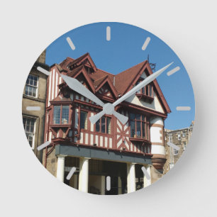 Reloj Redondo Mediano Edificio de armazones de encino Tudor, Edimburgo, 