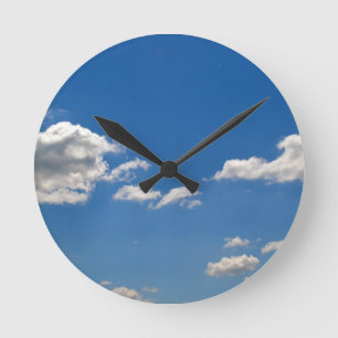 Reloj Redondo Mediano El cielo es azul y las nubes blancas están pasando