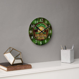 Reloj Redondo Mediano El día del Pub de St Patrick irlandés conocido