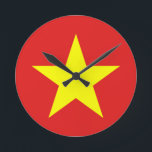 Reloj Redondo Mediano El muro de bandera de Vietnam<br><div class="desc">Bandera de Vietnam. Diseño en un reloj de pared. Ropa,  accesorios,  productos de oficina,  productos para el hogar y más...  No olvides toda la colección.</div>
