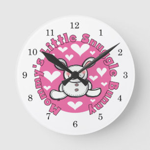 Reloj Redondo Mediano El pequeño conejito de la acurrucada de mamá