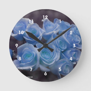 Reloj Redondo Mediano El rosa azul colorized el fondo manchado ramo