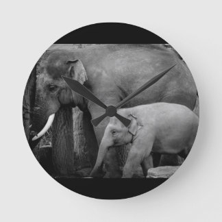 Reloj Redondo Mediano elefante de la madre y del bebé