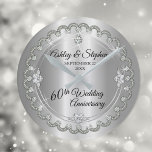 Reloj Redondo Mediano Elegante aniversario del 60 aniversario del Boda d<br><div class="desc">La elegancia ostentosa enmarca este diseño de aniversario 60 bodas en un diseño único de diamante de vieiras con diamante de lágrima central con chispas falsas añadidas en un gradiente de color plateado. Diseño original de Holiday Hearts Designs (derechos reservados). Por favor, tenga en cuenta que todos los adornos están...</div>