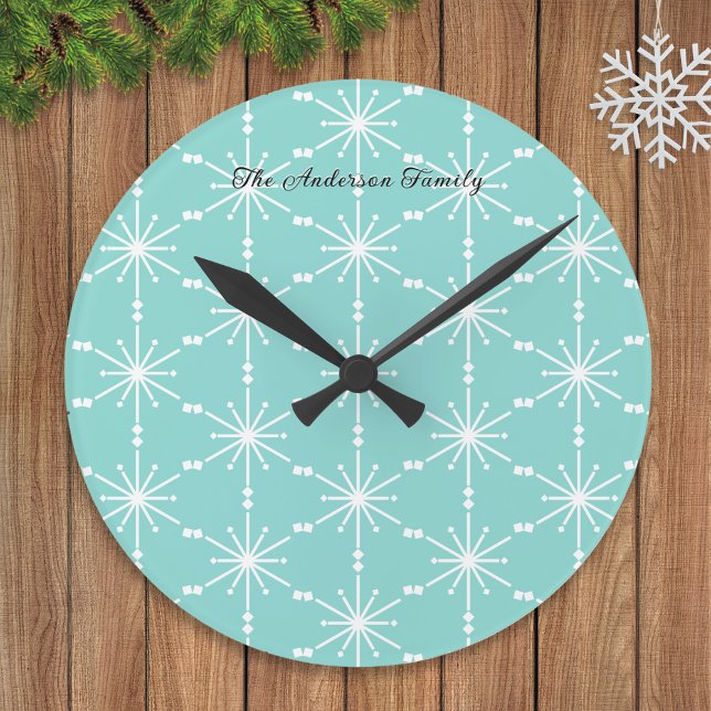 Reloj Redondo Mediano Elegante copo de nieve con estampado personalizado (A wall clock in light turquoise with geometric snowflakes pattern, personalized with a name)