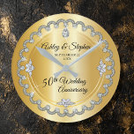 Reloj Redondo Mediano Elegante Diamantes de Oro 50 Aniversario Boda<br><div class="desc">La elegancia ostentosa enmarca este diseño de aniversario boda en un diseño único de diamante de vieiras con rombo central con chispas falsas añadidas en un gradiente de tono dorado. Por favor, tenga en cuenta que todos los adornos están impresos y solamente están hechos para aparecer lo más reales posible...</div>